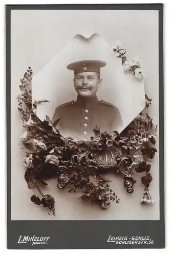 Fotografie L. Minzloff, Leipzig, Gohliserstr. 50, Soldat des Art.-Rgts. in Uniform im mit Blumen verzierten Passepartout