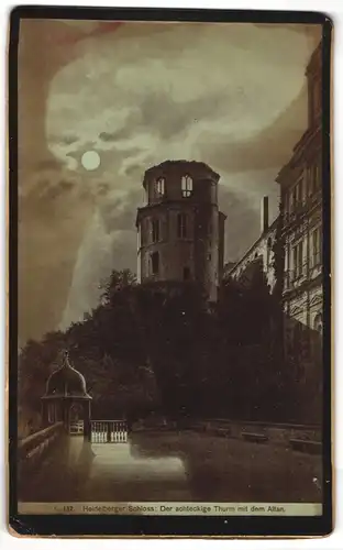 Fotografie unbekannter Fotograf, Ansicht Heidelberg, Schloss mit achteckigem Turm und Altan im Mondschein
