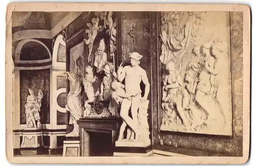 Fotografie Sophus Williams, Berlin, Ansicht Cassel, Antike Skulpturen auf der rechten Seite im Marmorbad 103