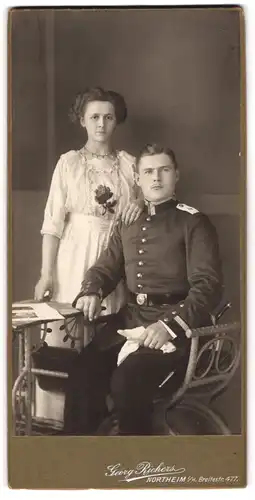 Fotografie Georg Richers, Northeim i. H., Breitestr. 477, Ufz. des 4. Rgts. in Uniform mit seiner Gattin im edlen Kleid