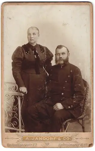 Fotografie A. Jandorf & Co., Berlin, Spittelmarkt 16 /17, Gestandener Ufz. in Uniform eines Chevaulegers mit seiner Frau