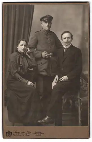 Fotografie Max Spalke, Wetzlar, Goethebrunnen, Soldat in Feldgrau mit Schirmmütze mit edlen Herrschaften posierend