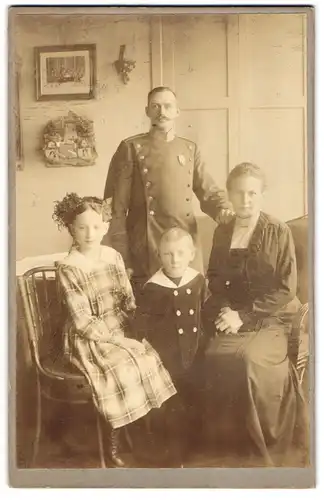Fotografie unbekannter Fotograf und Ort, Chevauleger in Uniform mit der Gattin und den gemeinsamen Kindern