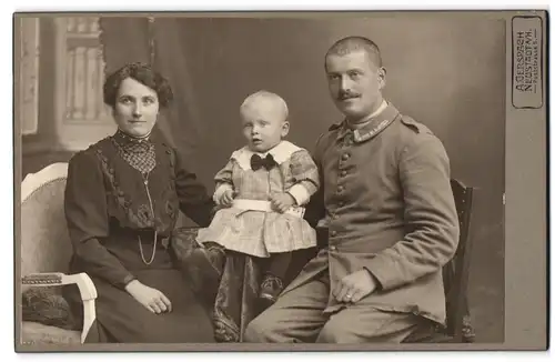 Fotografie A. Gersprach, Neustadt /H., Poststrasse 5, Ufz. in Feldgrau mit seiner Ehefrau und dem gemeinsamen Kleinkind