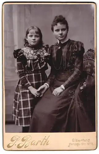 Fotografie P. Barth, Elberfeld, Herzogs-Str. 11, Junge Dame mit Mädchen in modischer Kleidung