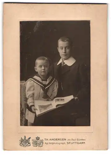 Fotografie Th. Andersen, Stuttgart, Charlottenstr. 8, Junger Mann im Anzug und Junge mit einem Heft