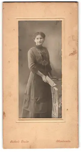 Fotografie Richard Bassler, Oberoderwitz, Junge Dame im Kleid mit einem Buch