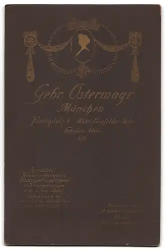 Fotografie Gebr. Ostermayr, München, Karlsplatz 6, Junges Paar in hübscher Hochzeitskleidung mit Blumenstrauss