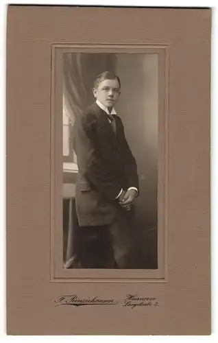 Fotografie F. Renziehausen, Hannover, Langelaube 2, Junger Mann im Anzug mit Krawatte