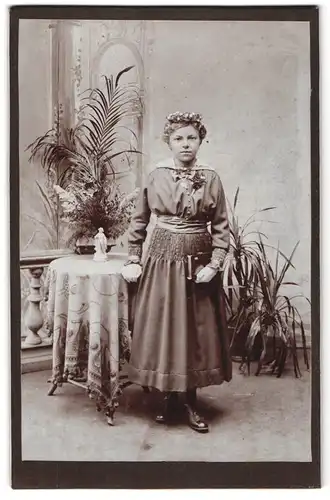 Fotografie unbekannter Fotograf und Ort, Junge Dame in hübscher Kleidung mit Buch