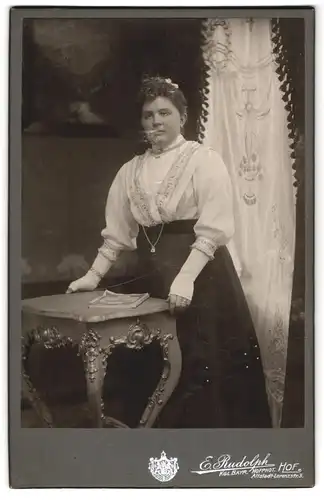 Fotografie E. Rudolph, Hof i. B., Lorenzstr. 3, Junge Dame in hübscher Bluse und Rock