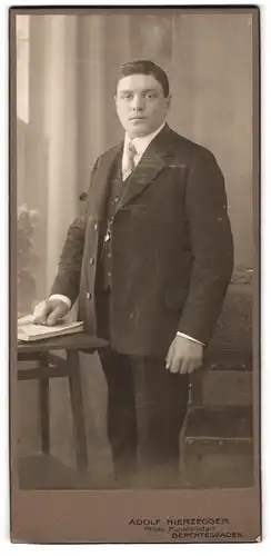 Fotografie Adolf Hierzegger, Berchtesgaden, Griesstätterstr., Junger Herr im Anzug mit Krawatte
