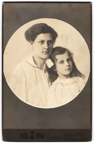 Fotografie Eugen Rosenthal, Weisswasser /O.-L., Bahnhofstr., Modisch gekleidete Dame mit einem Mädchen