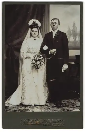 Fotografie Emil Maass, Schneeberg-Neustädtel, Postplatz, Junges Paar in hübscher Hochzeitskleidung mit Blumenstrauss