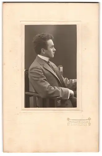 Fotografie Rudolf Eichler, Schmölln /S.-A., Junger Herr im karierten Anzug