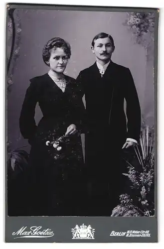 Fotografie Max Goetze, Berlin-NO, Weber-Str. 66, Junges Paar in eleganter Kleidung