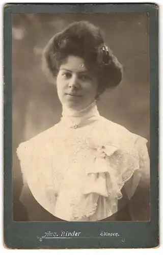 Fotografie Aug. Binder, Ebingen /Württbg., Junge Dame im weissen Kleid