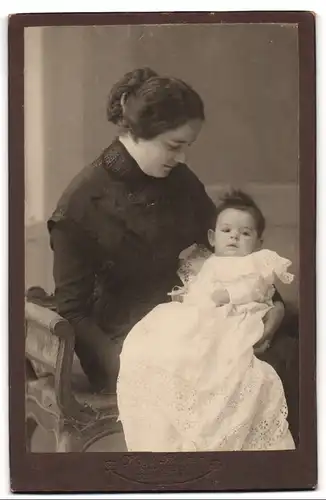 Fotografie Karl Reiser, Garmisch, Bahnhofstr., Junge Dame im Kleid mit einem Baby