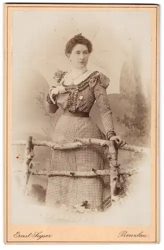 Fotografie Ernst Seyser, Prenzlau, Junge Dame im karierten Kleid