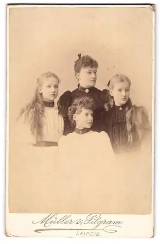 Fotografie Müller & Pilgram, Leipzig, Löhrstr. 11, Bürgerliche Dame mit drei Mädchen