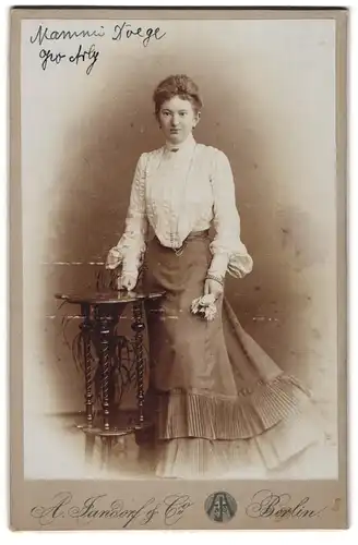 Fotografie A. Jandorf & Co., Berlin-N., Brunnen-Str. 19-21, Junge Dame in hübscher Bluse und Rock