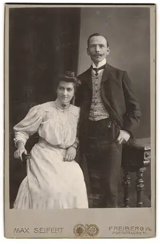 Fotografie Max Seifert, Freiberg i /S., Poststr. 11, Junges Paar in zeitgenössischer Kleidung