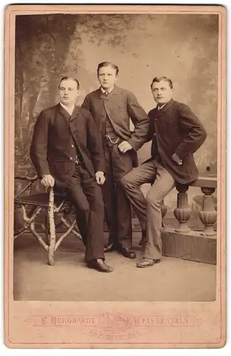 Fotografie E. Burghardt, Weissenfels, Am Hirsemannplatz, Drei junge Herren in modischer Kleidung