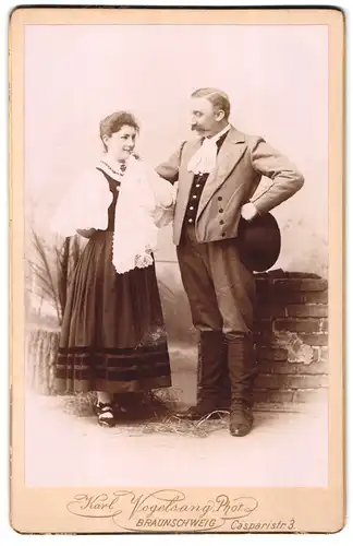 Fotografie Karl Vogelsang, Braunschweig, Casparistr. 3, Bürgerliches Paar in Trachtenkleidung
