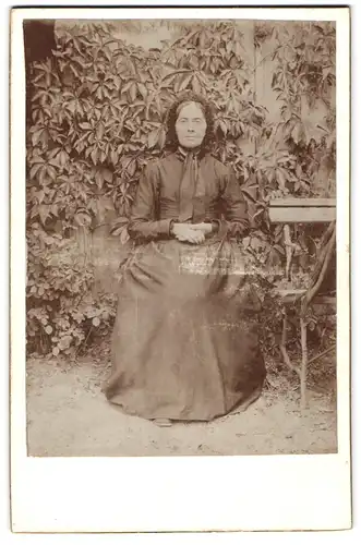 Fotografie unbekannter Fotograf und Ort, Ältere Dame im Kleid mit Haube