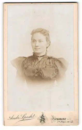 Fotografie Andr. Specht, Flensburg, Holm 12, Dame mit Rüschenbluse