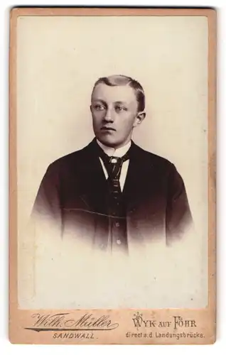 Fotografie Wilhelm Müller, Wyk af Föhr, Sandwall, Herr mit gestreifter Krawatte