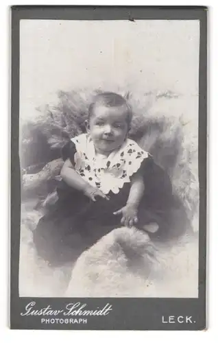 Fotografie Gustav Schmidt, Leck, Bahnhofstrasse, Niedliches Kleinkind mit Spitzenkragen