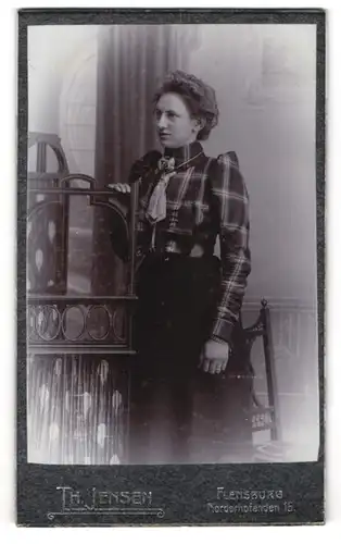 Fotografie Th. Jensen, Flensburg, Norderhofenden 15, Portrait einer Jungen Frau mit Krawatte