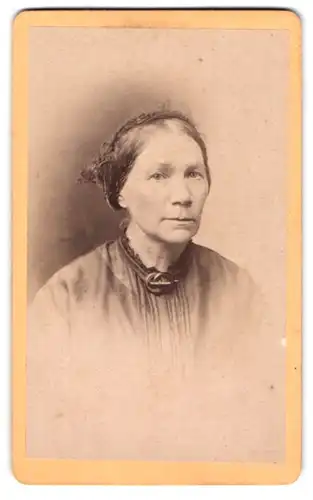 Fotografie L. Wagner, Carlsruhe, Hirschstr.36, Lebenserfahrene Dame mit feiner Bluse