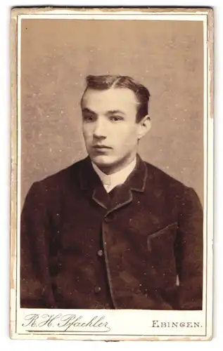 Fotografie R. H. Pfaehler, Ebingen a. d. Bühl, Silberburgstr., Portrait eines jungen Herrn mit Seitenscheitel