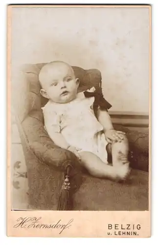 Fotografie H. Zersdorf, Belzig, Süsses Kleinkind im Sessel sitzend