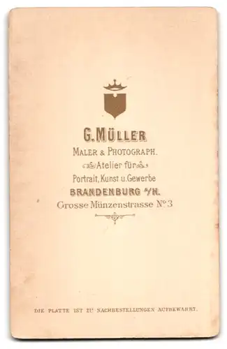 Fotografie G. Müller, Brandenburg a. H., Grosse Münzenstr. 3, Schnauzbärtiger Herr im feinen Anzug