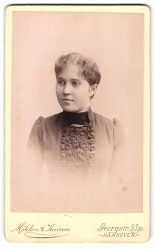 Fotografie Möhlen & Knirim, Hannover, Georgstr. 33, Portrait einer Dame mit verzierter Bluse