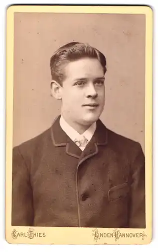 Fotografie Carl Thies, Hannover, Höltystr.13, Portrait eines jungen Herrn mit gegeltem Haar