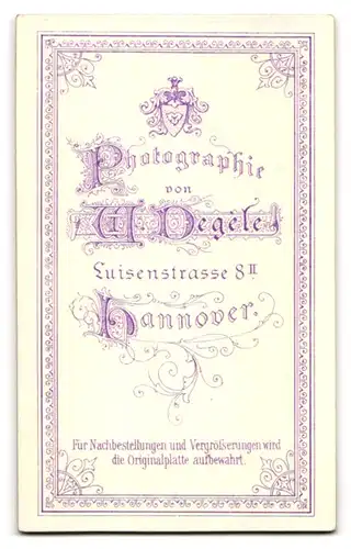 Fotografie W. Degele, Hannover, Luisenstr.8, Selbstbewusste junge Frau in feinem Kleid mit Brosche