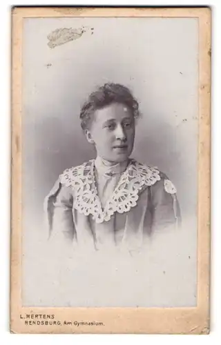 Fotografie L. Mertens, Rendsburg, Am Gymnasium, Portrait einer jungen Frau mit breitem Spitzenkragen