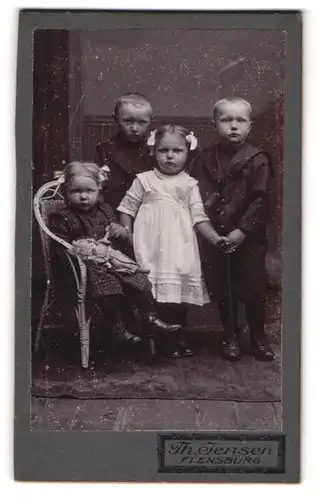 Fotografie Th. Jensen, Flensburg, Nordernhofenden 15, Geschwisterliebe mit Puppe
