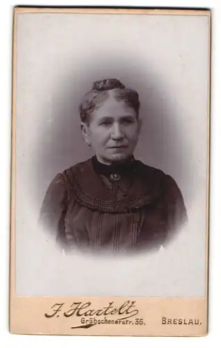 Fotografie J. Hartelt, Breslau, Gräbschenerstr. 36, Ältere Dame mit hochgestecktem Haar