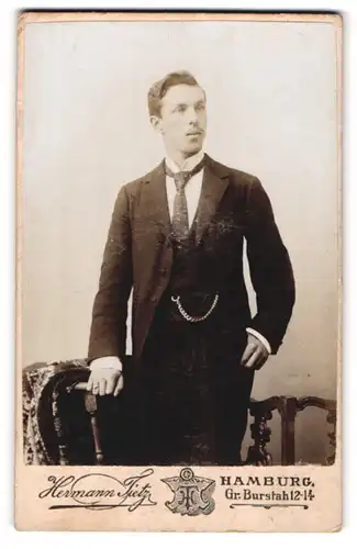 Fotografie Hermann Tietz, Hamburg, Gr. Burstah 12-14, Junger Herr im Anzug mit Krawatte