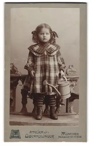 Fotografie Kaufhaus Oberpollinger G. m. b. H., München, Neuhauser-Str. 44-46, Kleines Mädchen im Kleid mit Giesskanne