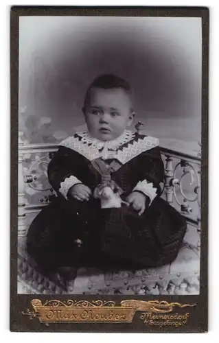 Fotografie Max Neuber, Meinersdorf i. Erzgebirge, Süsses Kleinkind im karierten Kleid