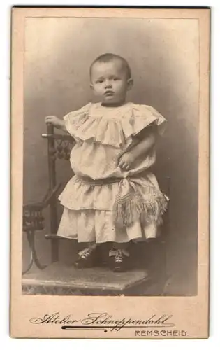 Fotografie Rud. Schneppendahl Witwe, Remscheid, Elberfelderstr. 28, Kleines Kind im hübschen Kleid