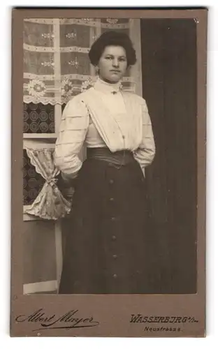 Fotografie Albert Mayer, Wasserburg a. Inn, Neustr., Junge Dame in modischer Bluse und Rock