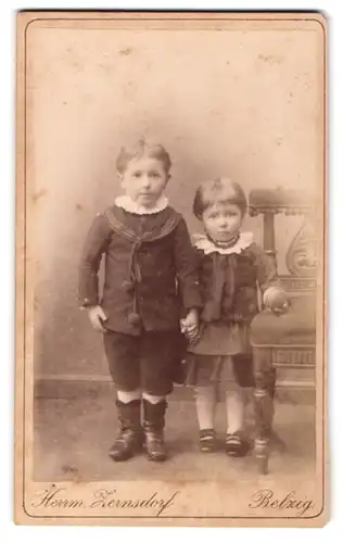 Fotografie Herrm. Zernsdorf, Belzig, Kinderpaar in modischer Kleidung