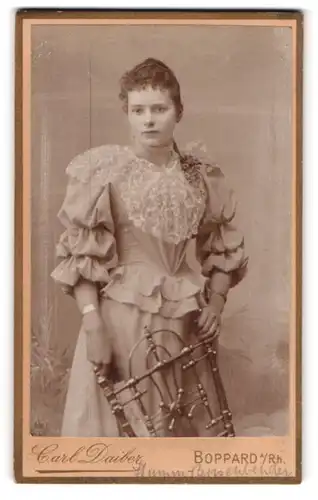 Fotografie Carl Daiber, Boppard a. Rh., Simmernerstr., Junge Dame in hübscher Kleidung